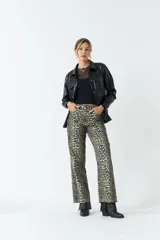 Sobrecamisa negra de efecto cuero con bolsillos frontales y botones a tono.