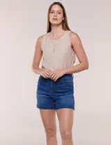 Short de jean azul de tiro medio y calce cómodo con elasticidad, con pretina, pasadores, bolsillos y ruedo con dobladillo ancho.