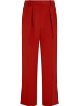 Pantalón de vestir rojo de corte recto con pinzas en la cintura.