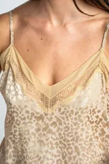 Top negro con estampado animal print sutil, escote en V con apliques de encaje transparente y tirantes finos ajustables.