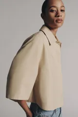 Chaqueta corta Zara ZW Collection de color beige, con cuello solapa, manga por debajo del codo, bolsillos laterales ocultos y cierre frontal con botones ocultos bajo solapa.