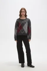 Sweater de punto con diseño de rombos argyle en tonos gris, bordó y gris claro. Presenta cuello redondo, mangas largas y un corte holgado.