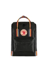 Mochila Fjallraven Kanken color negro con detalles de arcoíris en tirantes y laterales.