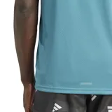 Remera de running Adidas color celeste con logo de la marca en gris oscuro. Confeccionada en tejido jacquard elástico con tecnología AEROREADY.