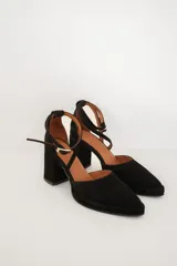 Sandalias de taco cuadrado alto y plataforma discreta, con diseño de tiras cruzadas en el empeine y cierre de hebilla en el tobillo.