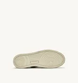 Zapatilla estilo retro inspirada en el tenis de los 80, modelo Medalist Low Man. Exterior de gamuza y textil en tonos beige claro y gris, con refuerzo en el talón de gamuza verde oscuro. Presenta puntera microperforada y logo Autry con bandera americana en el lateral. Suela de goma color crema.