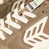 Championes de skate Cariuma Catiba Pro color marrón con logo blanco.