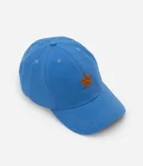 Gorra azul de sarga con visera curva, ajuste trasero y bordado de estrella de mar color naranja.