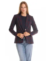 Blazer sastrero entallado con estampado de cuadros en tonos azul y bordó. Presenta cuello con solapa clásica, cierre frontal con botón metálico plateado, bolsillos ojal en el frente y bolsillo en el pecho. Cuenta con pinzas frontales y costuras posteriores para definir la cintura, además de una abertura central en el ruedo trasero.