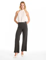 Pantalón de corte wide leg en color gris, con cintura alta y detalle de pretina prolongada con hebilla metálica lateral. Presenta costuras verticales frontales y cierre con gancho interno.