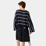 Suéter de punto calado con perforaciones transpirables, de color azul marino con rayas horizontales blancas. Tiene diseño holgado, cuello redondo y mangas amplias con hombros caídos que incluyen el logo de la marca tejido en la manga.