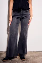 Pantalón de jean gris oscuro, de corte wide leg y tiro medio.