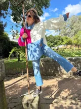 Polerón oversize con bloques de color lila, verde agua y negro.