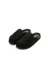Sueco tipo mocasín de gamuza negra, con diseño de punta redondeada y detalle de costuras decorativas en el empeine. Posee suela plana y plantilla acolchada.