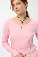 Camiseta de manga larga color rosado, confeccionada en tela rib con escote redondo y detalle de gota.