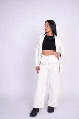 Pantalón de vestir beige con pinzas, tiro alto y perneras amplias de corte recto.