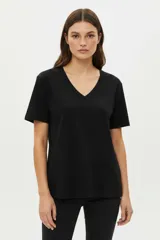 Remera de algodón de corte holgado, con cuello en V y mangas cortas.