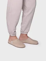 Pantuflas destalonadas Toni Pons modelo Mona, color beige, confeccionadas en fieltro de botellas de plástico recicladas, con suela flexible y liviana.