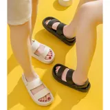 Chancletas tipo gomones de diseño ergonómico, color verde oliva, con doble tira ancha en el empeine y tira trasera ajustable. Fabricadas en material sintético antideslizante con suela de plataforma.
