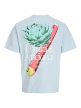 Camiseta de manga corta, corte relajado, color celeste claro. Presenta un estampado grande en la espalda con una alcachofa (Cynara) y un tallo rojo, junto con el texto "Cynara & Articiocco The Original".