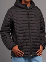 Campera puffer negra con capucha y cierre frontal. Diseño acolchado horizontal y logo pequeño en el pecho.