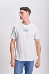Remera blanca de manga corta con cuello redondo y estampado frontal con la frase "Chase the Chaos" en letras azules.