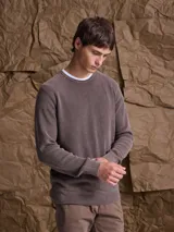 Sweater de punto en color azul marino, con cuello redondo y mangas raglán. Presenta un tejido acanalado fino y puños elásticos.