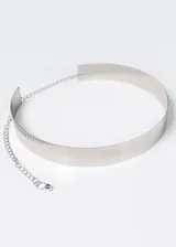 Cinto metálico plateado con cadena de eslabones y dije de esfera.