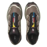 Championes Salomon modelo XT-6, diseñados para uso urbano y deportivo. Presentan una combinación de tonos marrones y detalles en crema, con estructura de malla y refuerzos de TPU. Incluyen sistema de cordones rápidos y suela técnica de alto rendimiento.