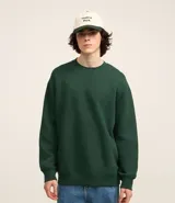 Sweater color beige de algodón y poliéster, de corte holgado, cuello redondo y mangas largas.