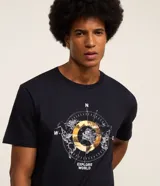Remera negra de algodón con cuello redondo y manga corta. Estampa frontal con diseño de brújula y mapa del mundo en tonos dorados y blancos.