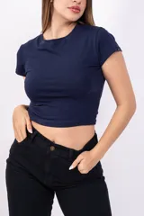 Remera celeste de corte cropped y mangas cortas.