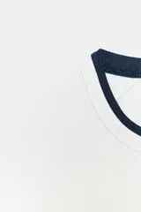Camiseta blanca de corte slim fit con efecto de doble capa en las mangas cortas y el cuello redondo, en color azul marino.