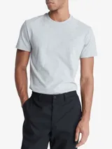 Remera gris de corte slim, cuello redondo y manga corta. Presenta logo de Calvin Klein bordado en el pecho.