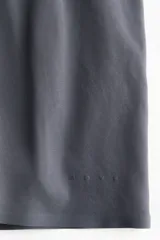Short deportivo gris de doble capa, con cintura elástica fruncida y diseño holgado.