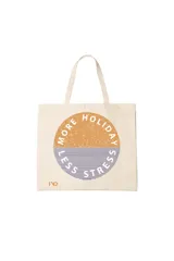 Bolso tote de tela color crema con estampado circular en tonos naranja y azul con la frase "More Holiday Less Stress".