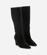 Bota de caña media con taco tipo anabela, confeccionada en gamuza sintética color negro. Presenta puntera fina, cierre lateral y diseño elegante con estructura ajustada.