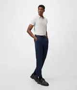 Pantalón de vestir azul marino de corte recto, con pretina con pasacintos, bolsillos laterales y cierre tradicional, confeccionado con viscosa, poliamida y elastano.