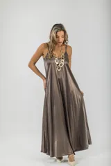 Vestido largo gris de breteles finos y escote en V, confeccionado en tela nacarada.