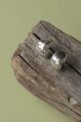 Par de aros de plata 925 con textura irregular y cierre mariposa.