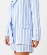 Blazer celeste y blanco a rayas verticales, con cuello solapa y manga larga.