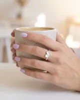 Anillo de plata 925 con diseño de corazón central y banda de textura trenzada, ajustable.
