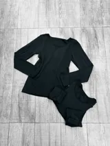 Conjunto térmico negro de remera de manga larga y calza larga.