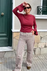 Remera de algodón color bordó, con mangas largas estilo oxford que presentan un diseño acampanado en los puños y escote bote.