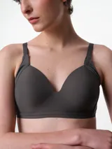 Soutien con copas preformadas sin aro, confeccionado en microfibra con textura microperforada. Presenta breteles ajustables y cierre posterior con broches multiposición.
