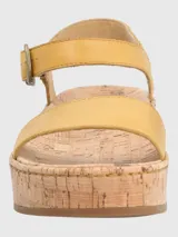 Sandalia Hush Puppies modelo Zug, color amarillo, con plataforma de corcho y ajuste mediante hebilla metálica. Confeccionada en cuero con suela de goma.