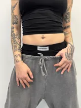 Boxer de algodón color negro, con diseño unisex. Presenta una grifa con el logo de la marca en la parte frontal y una estampa serigráfica en color blanco en la parte trasera.