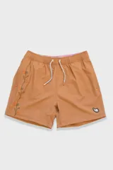 Short de baño color arcilla con bordado de enredadera en la pierna, cintura elástica con cordón ajustable, bolsillos laterales y bolsillo trasero con cierre.