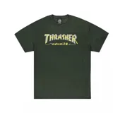 Remera verde militar de algodón con logo Thrasher Trademark estampado en el pecho en color gris y amarillo.