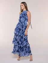 Vestido maxi azul de gasa liviana con estampado abstracto, escote halter fruncido con lazo ajustable, diseño sin mangas, fino cinturón a tono y falda larga con volados escalonados.